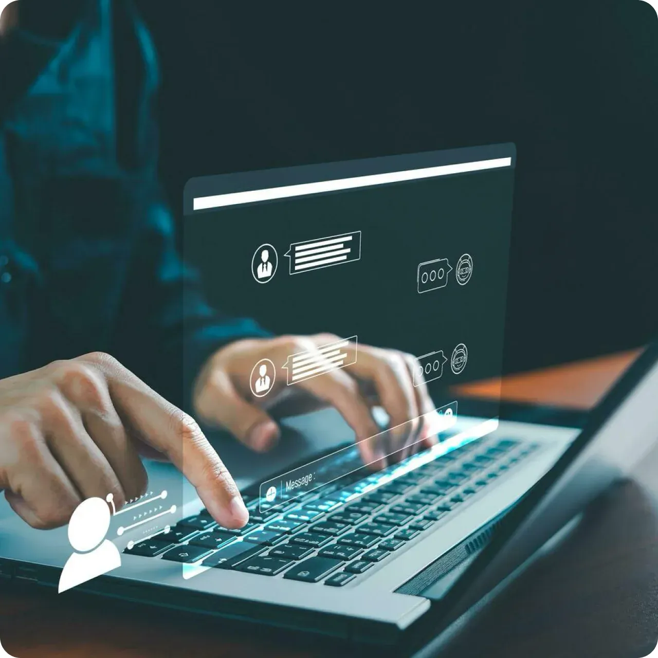 Támogató mérnök laptop előtt, ráúsztatott szolgáltatási felülettel